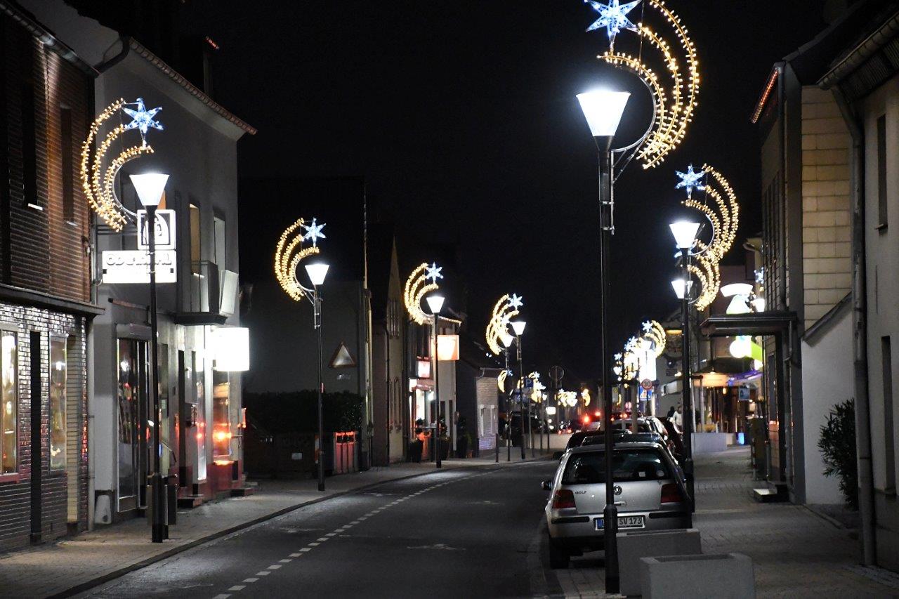 Weihnachtsbeleuchtung auf der Hauptstraße
